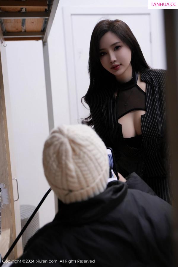 周妍希 奶瓶土肥圆 [XiuRen]高清写真图 2024.03.15 No.8239 Carol周妍希X 黑丝美腿第12张图片